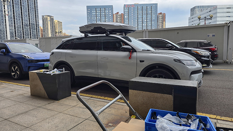 零跑C11安装纽曼车顶架，无边框车门安装效果非常好，专车专用车顶架305s+G5B车顶箱，纽曼高品质。