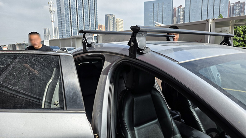 马自达昂克赛拉安装车顶架，纽曼305s车顶架专车专用款，贴合度强。