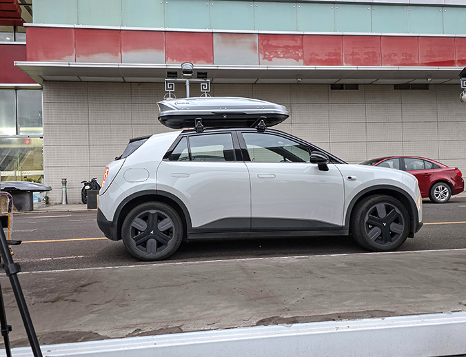 蔚来萤火虫安装案例，纽曼305s车顶架+C5B车顶箱，性价比高，实用性超强，好品质好质感。