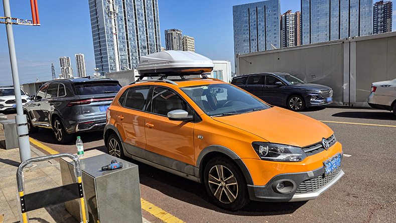 给你的 CROSS POLO 装上纽曼 305S+A8 车顶箱。双开设计取放超方便，防水防尘硬核保护。