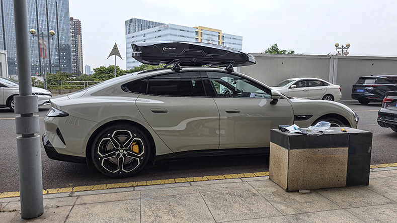 小米SU7安装案例，纽曼305s车顶架+G5B机甲风型车顶箱，安装效果很好，春节回家再也不愁行李放不下了。