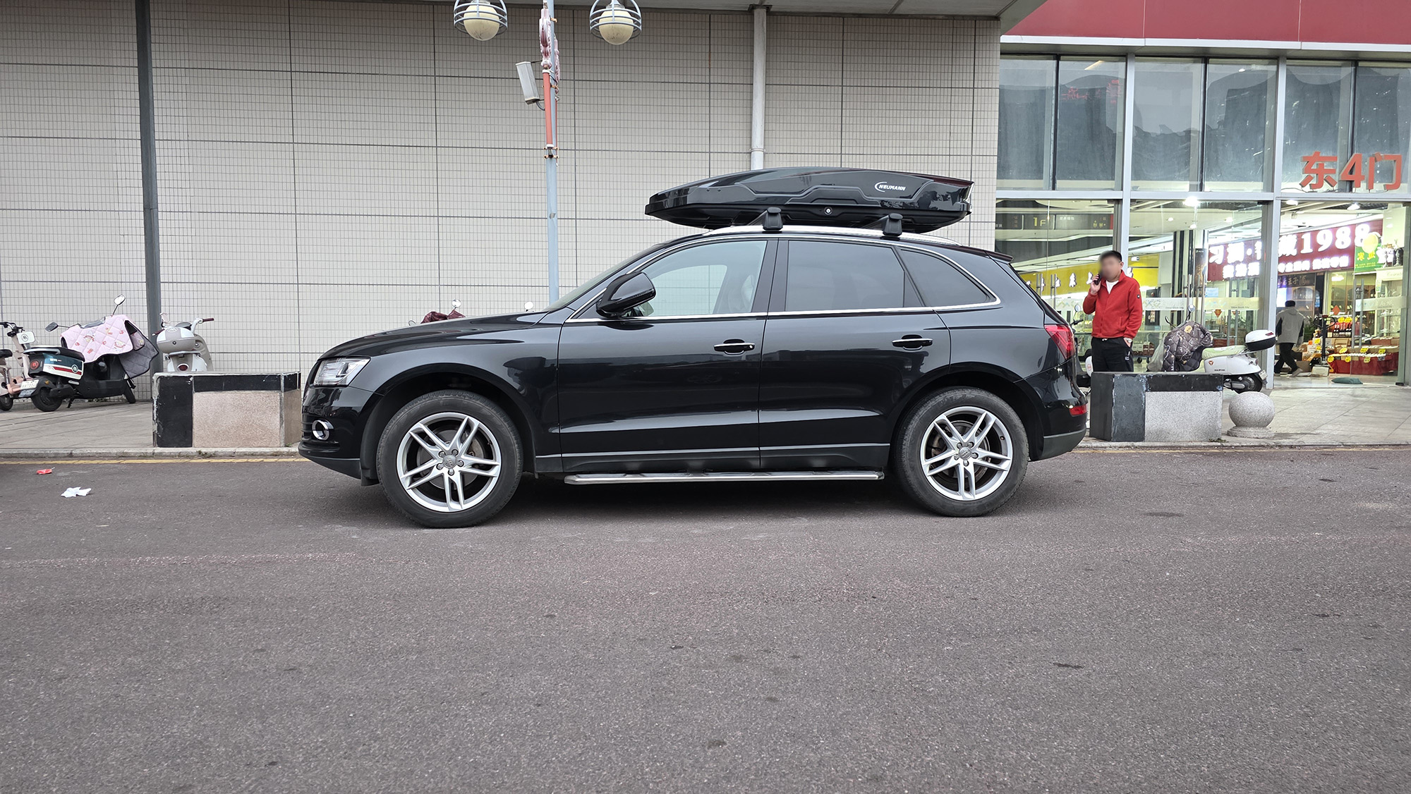 奥迪Q5安装案例，纽曼车顶箱G5B机甲风型，好品质好质感，配套安全牢固。