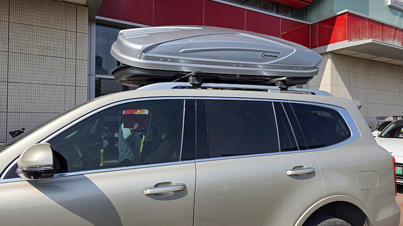 坦克500安装纽曼307s车顶架+H6B车顶箱，专车专用车顶架超大容积车顶箱。