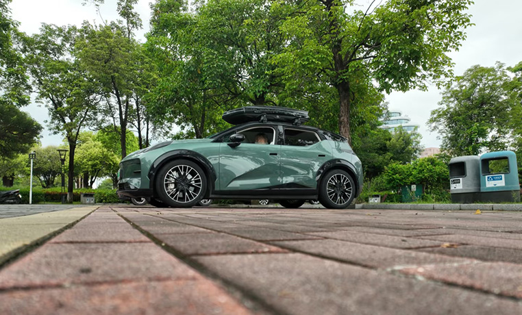 极氪X安装案例，来自客户实拍，纽曼305S车顶架+C5A车顶箱。