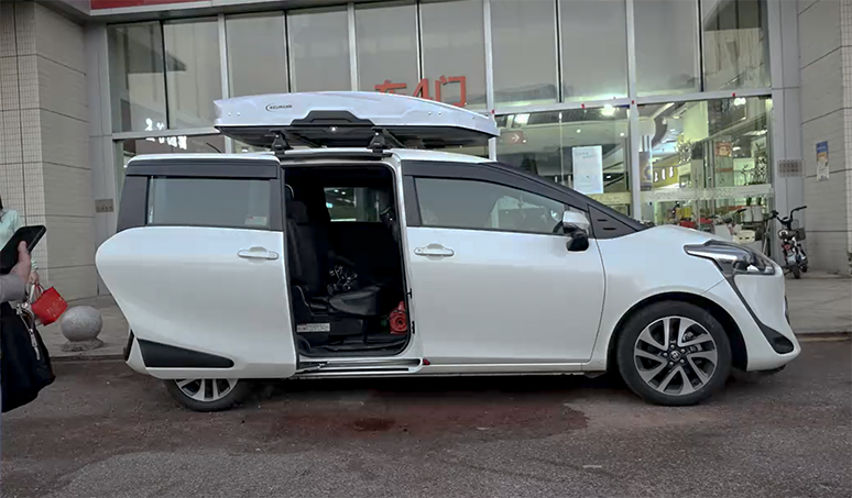 丰田Sienta安装案例，纽曼305s车顶架专车专用设计，搭配不痛快式型号车顶箱都可以驾驭，安装效果很好。