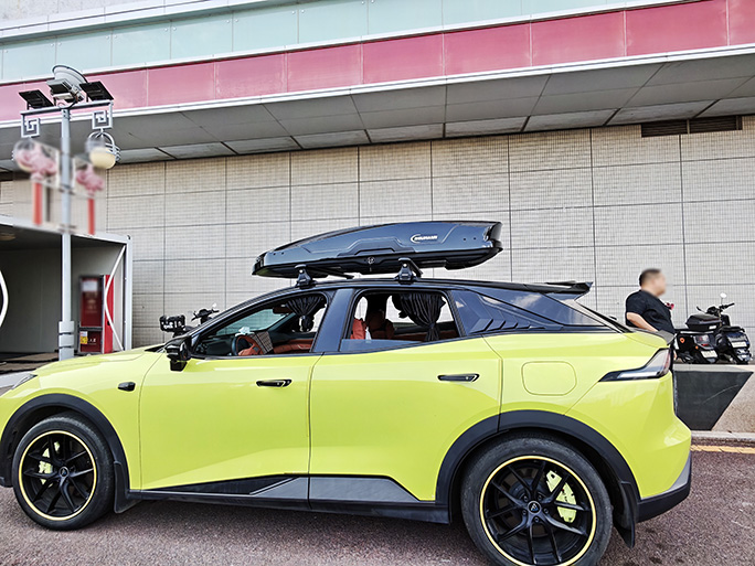 深蓝S7安装案例，纽曼305s车顶架无边框车门安装，G5B车顶箱+车顶扰流板，安装效果完美。