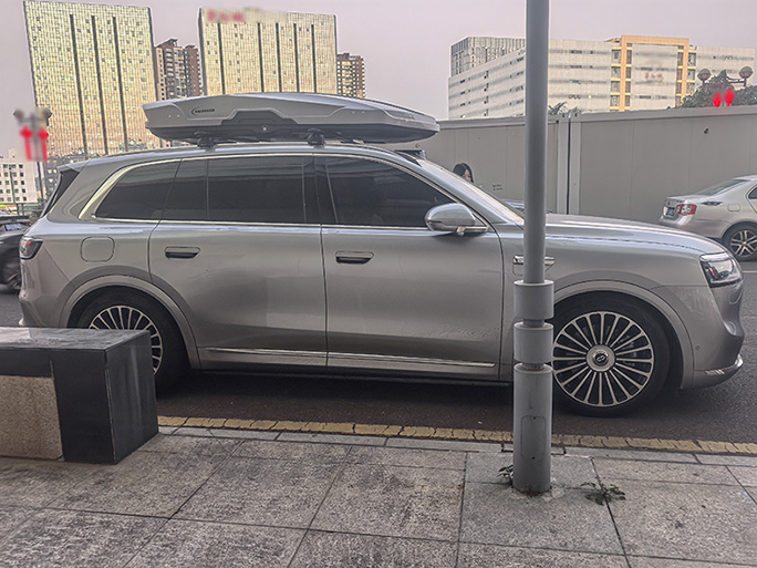 问界 M8 后备箱不够装？车顶安排一下！ 纽曼 307S 横杆 + K6B 车顶箱，完美适配。