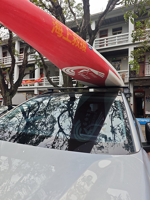 埃安 i60 携桨板奔赴水域🌊 埃安 i60 搭配纽曼 305S 车顶架，免打孔贴合原车轮廓，高强度承重稳稳固定桨板。