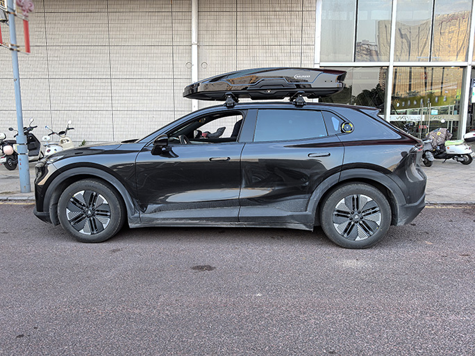 深蓝S05无边框车门安装案例，纽曼305s车顶架专用车顶架+G5B车顶箱机甲风型。