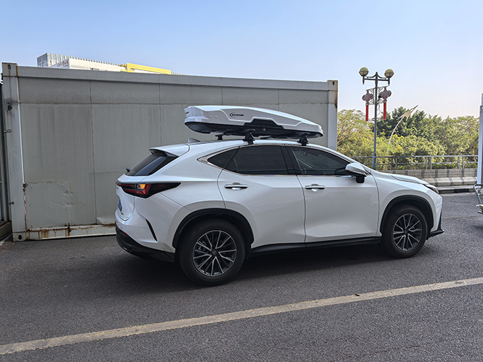 雷克萨斯NX200安装案例，纽曼305s车顶架+G5B机甲风车顶箱白色。